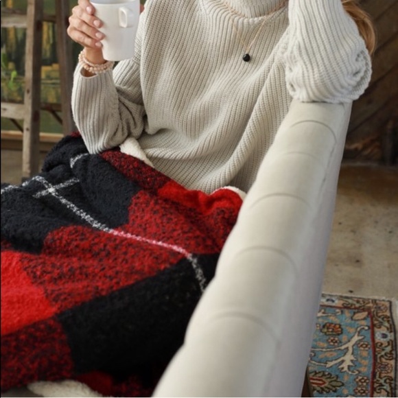 Aimee Luxury Plaid Boucle Sherpa Blanket - Picture 5 of 6